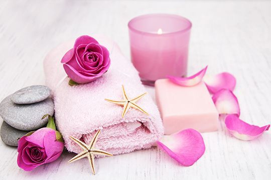 <span>当店自慢の容姿端麗</span>な洗練されたセラピストによる、<span class="about01">蜜のように甘く</span> てトロける様な深層までケアする<span class="about02">オイルトリートメント</span>を是非お試し下さいませ。